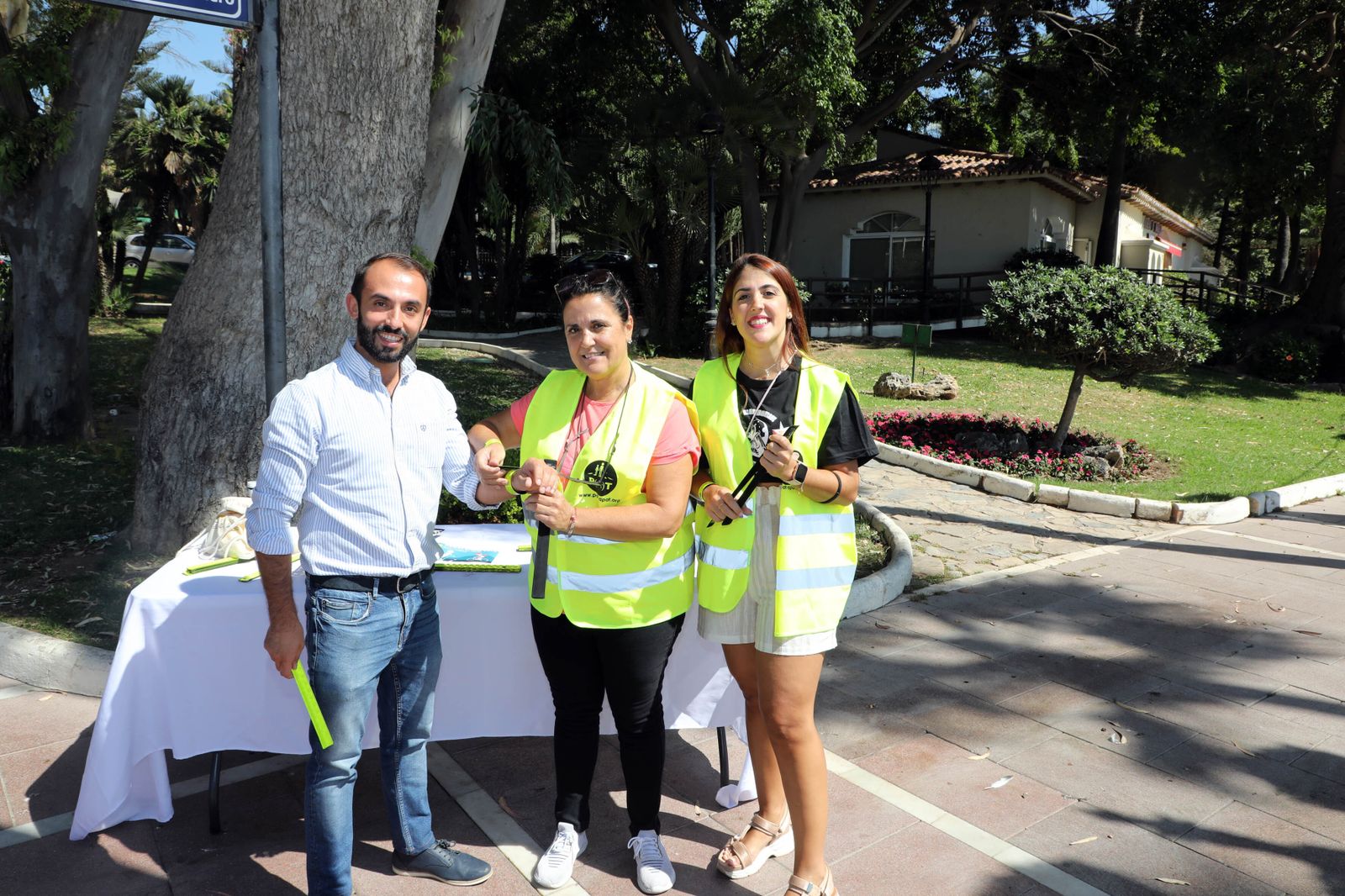 La visita institucional a la mesa informativa instalada por la asociación Prevención de Accidentes de Tráfico.
