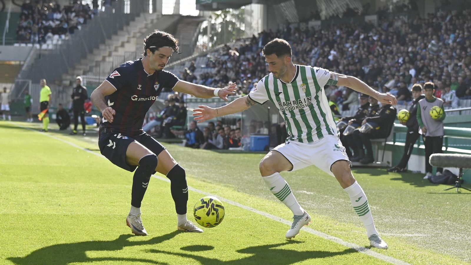 Albarrán intenta zafarse de Cubero en el primer tiempo del Córdoba CF - Eibar.