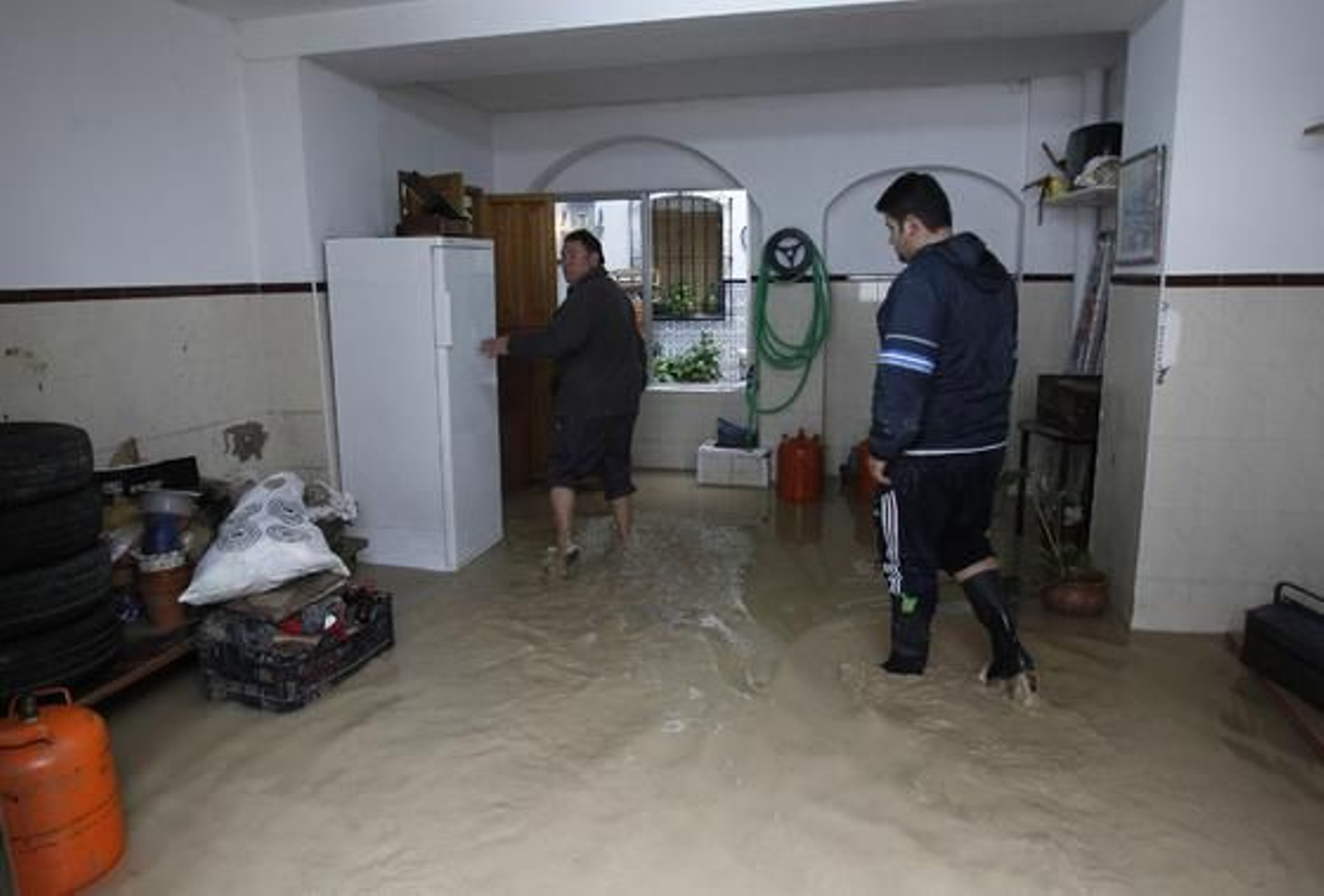 Los vecinos de Écija sufren por tercera vez en un mes las inundaciones en sus casas.

Foto: Antonio Pizarro