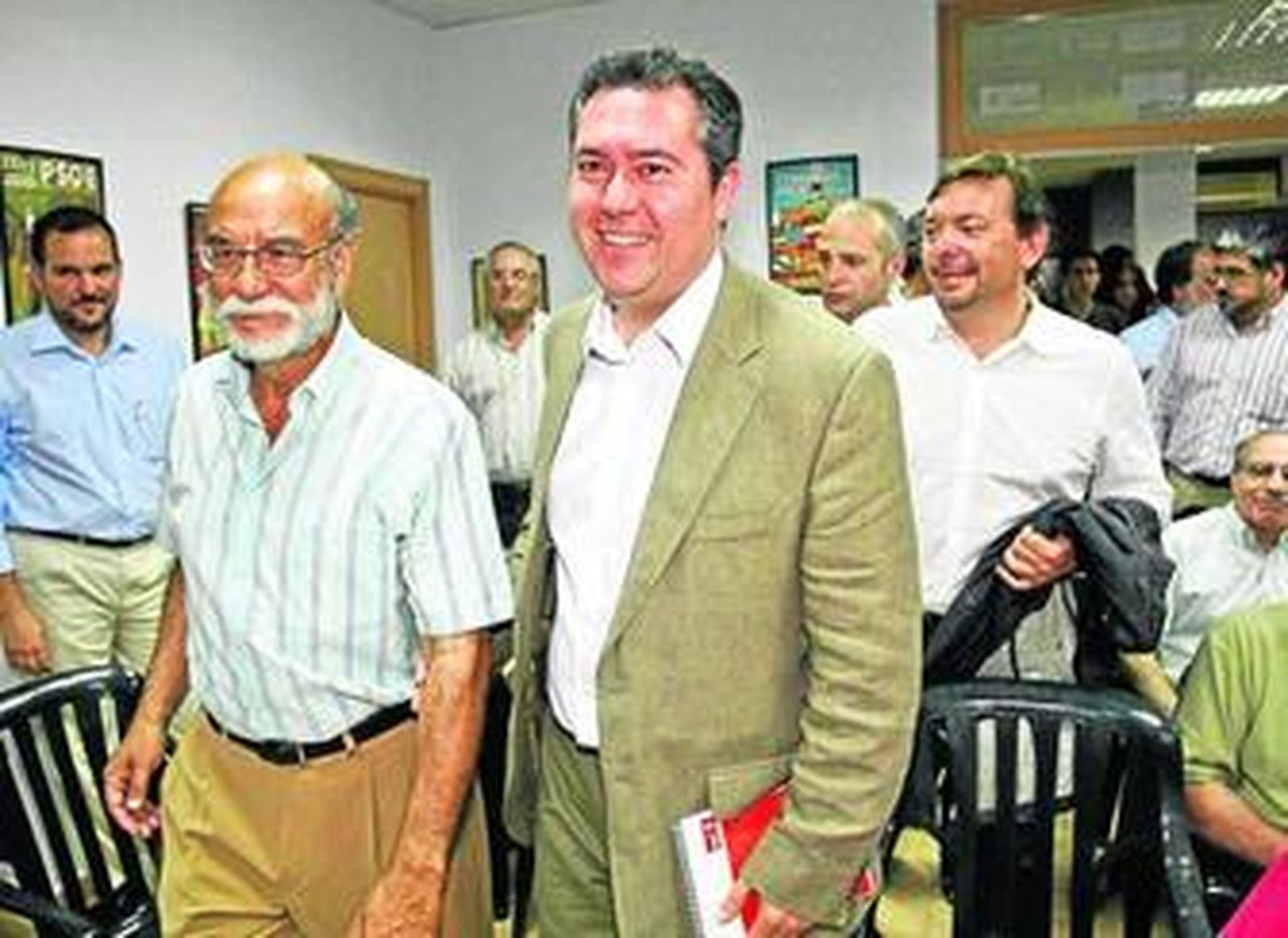 Juan Espadas, acompañado por Bernardo Bueno y Blas Ballesteros.