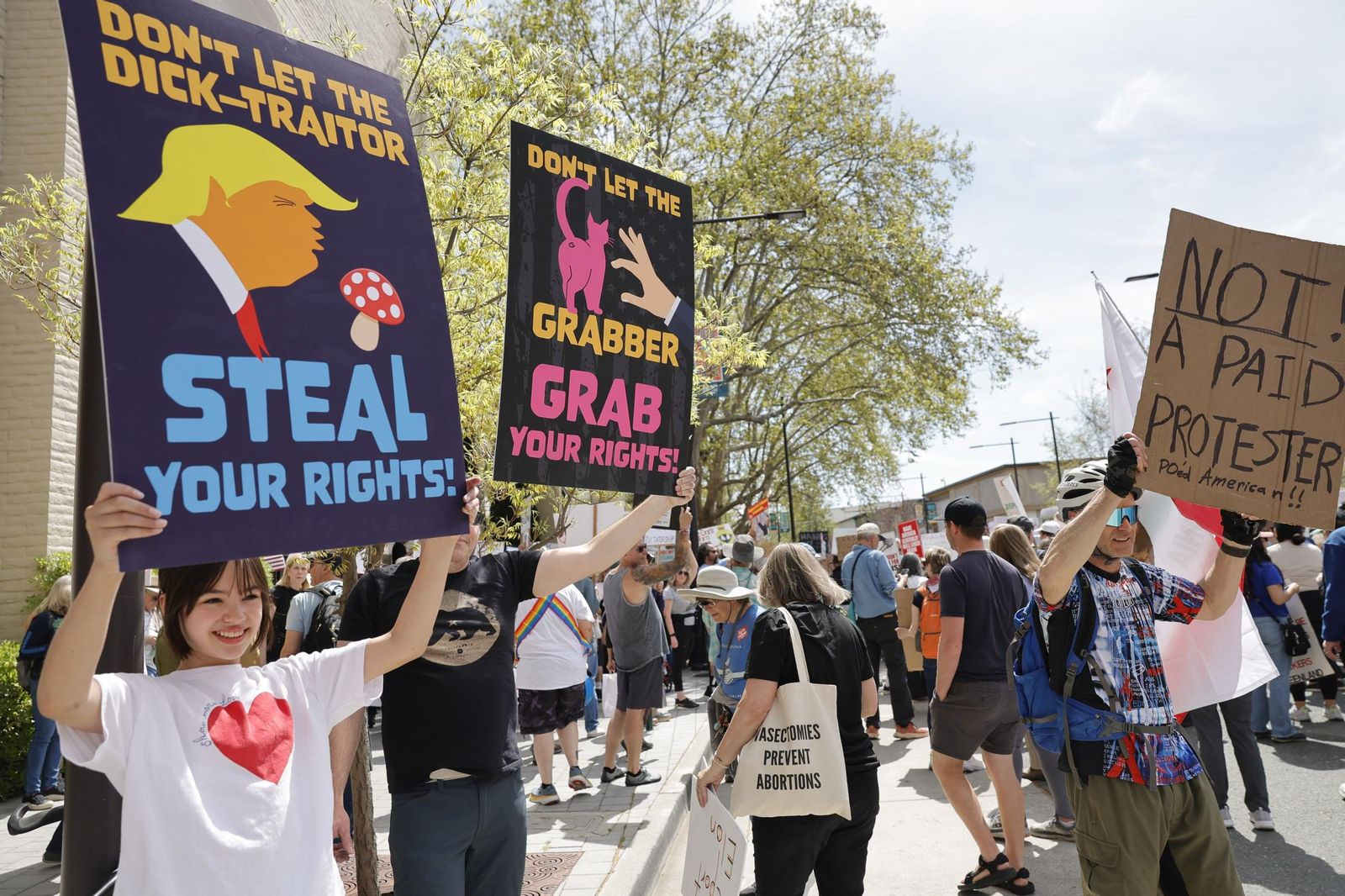 Miles de manifestantes contra Trump y Musk en EEUU: "¡Quita tus manos!"