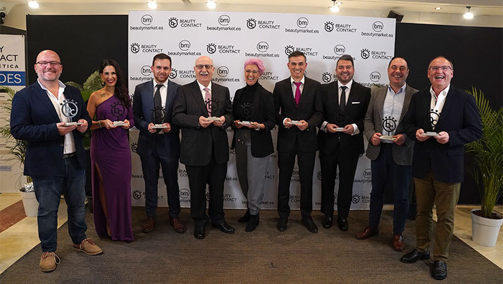 Claudio Sarabia, primero por la izquierda con su galardón en los Andalucía BC Awards