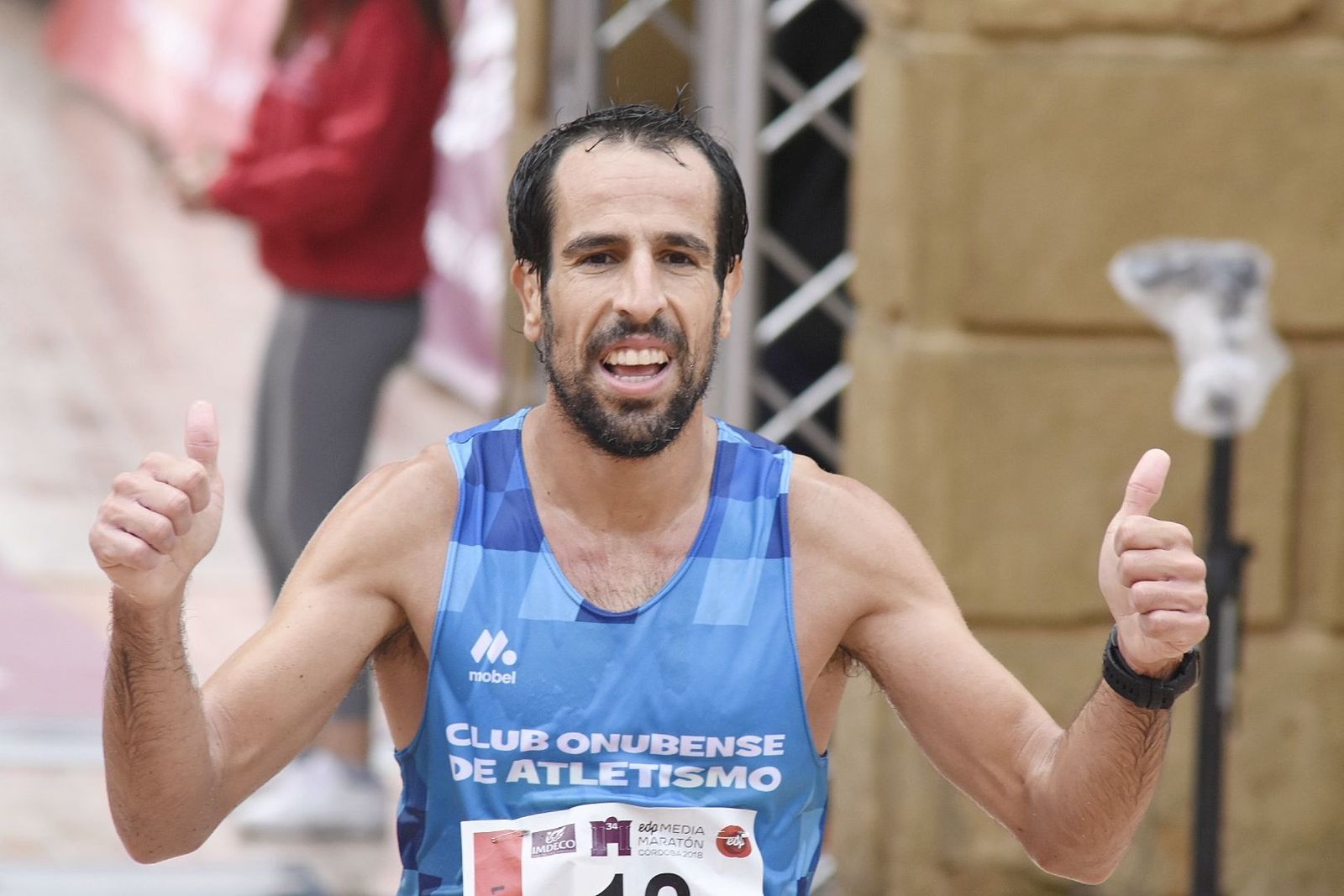 Emilio Martín posa sonriente tras conseguir la victoria en la Media Maratón de Córdoba.