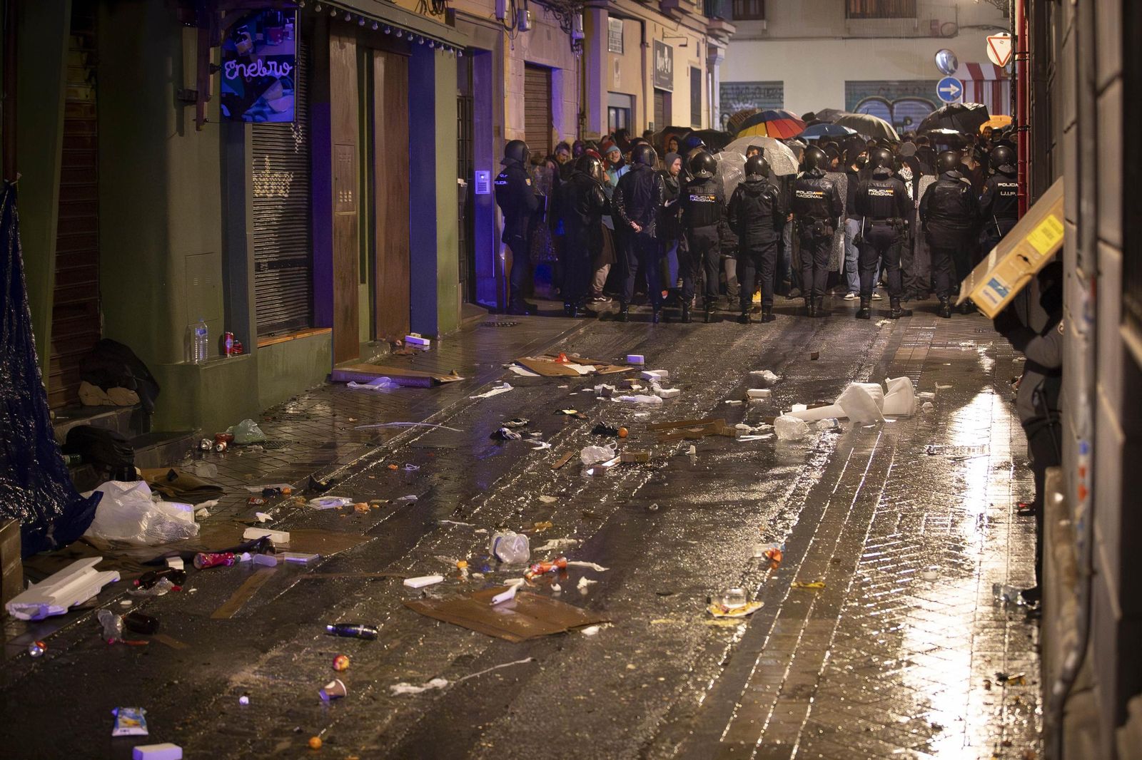 Todas las imágenes: una okupa trepa con cuerda para acceder al piso ocupado en Granada