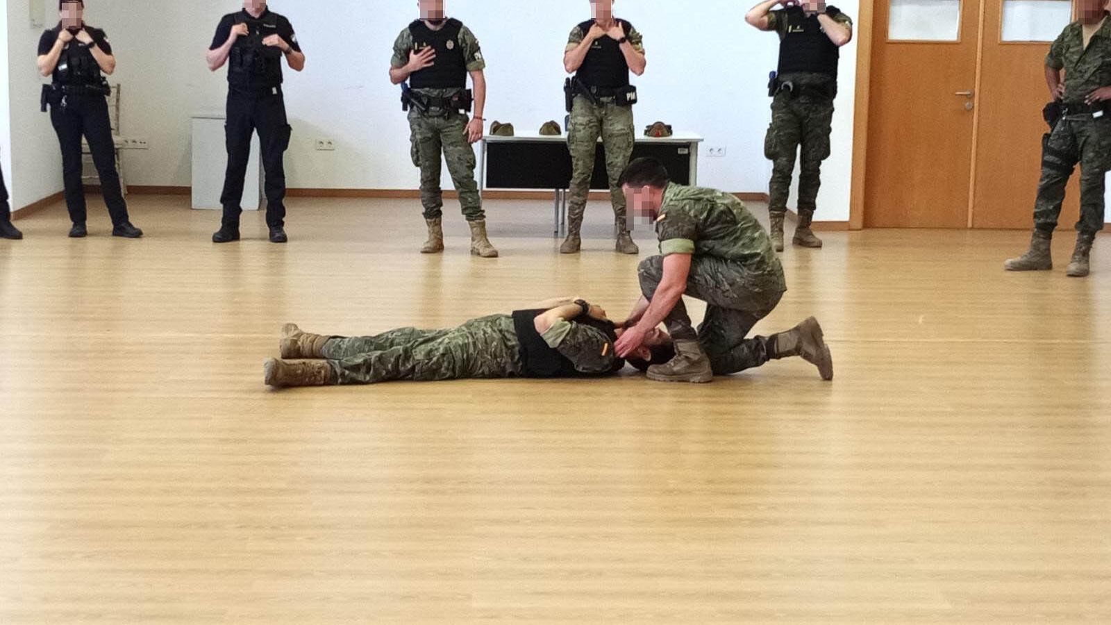 Los capitanes enfermeros de la Brigada  Luis Martín Ibáñez y Esteban Montoya han sido los instructores.