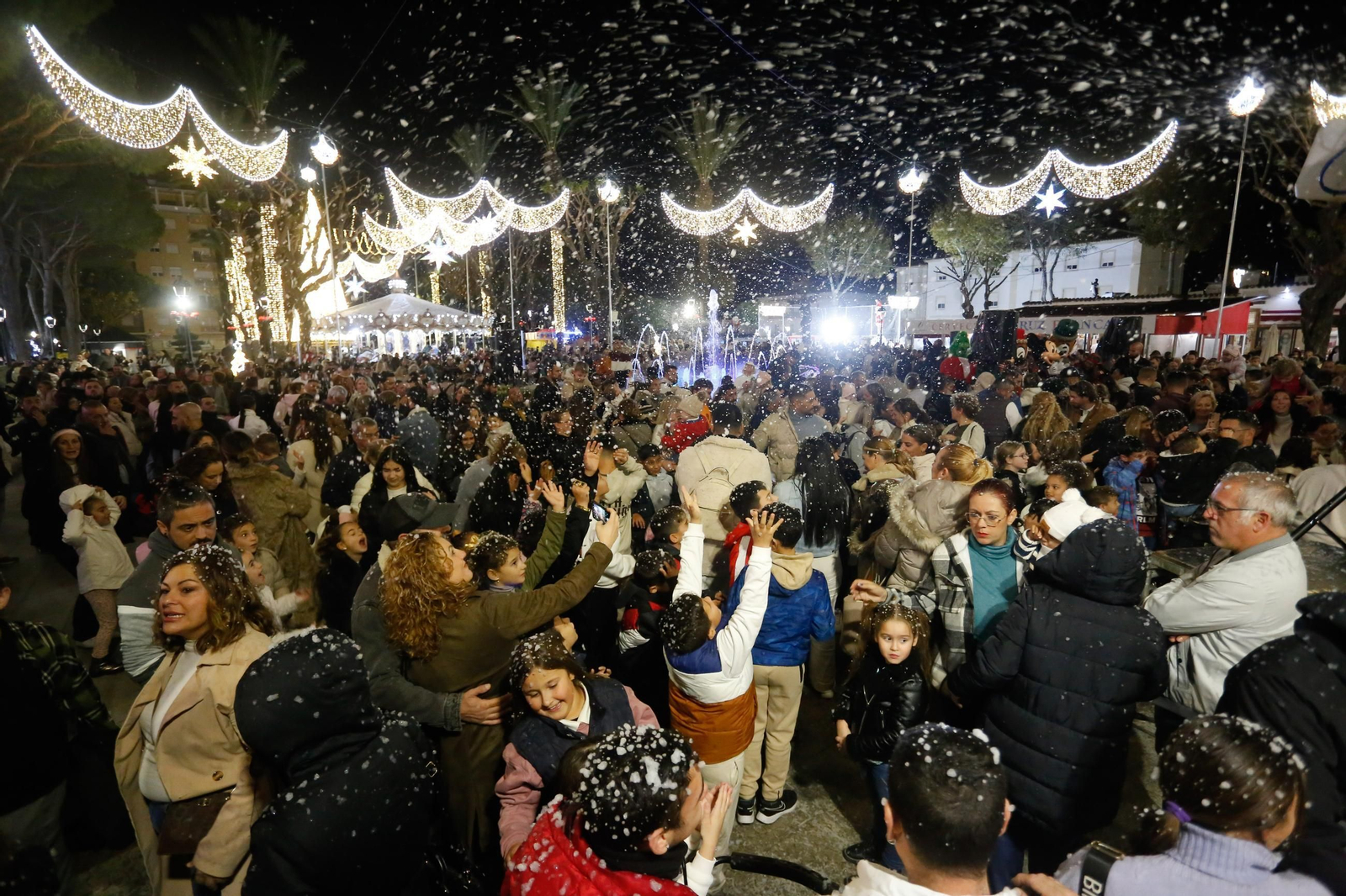 Las fotografías del encendido del alumbrado de Navidad en San Roque