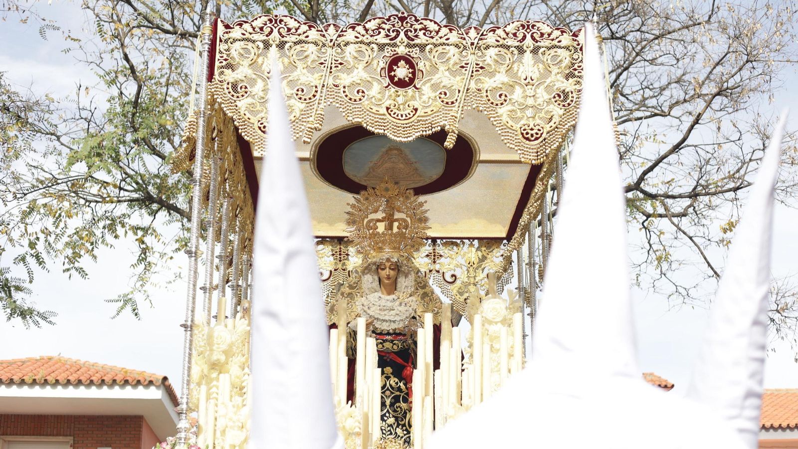 Nuestra Señora de los Dolores frente al Obispado de Huelva
