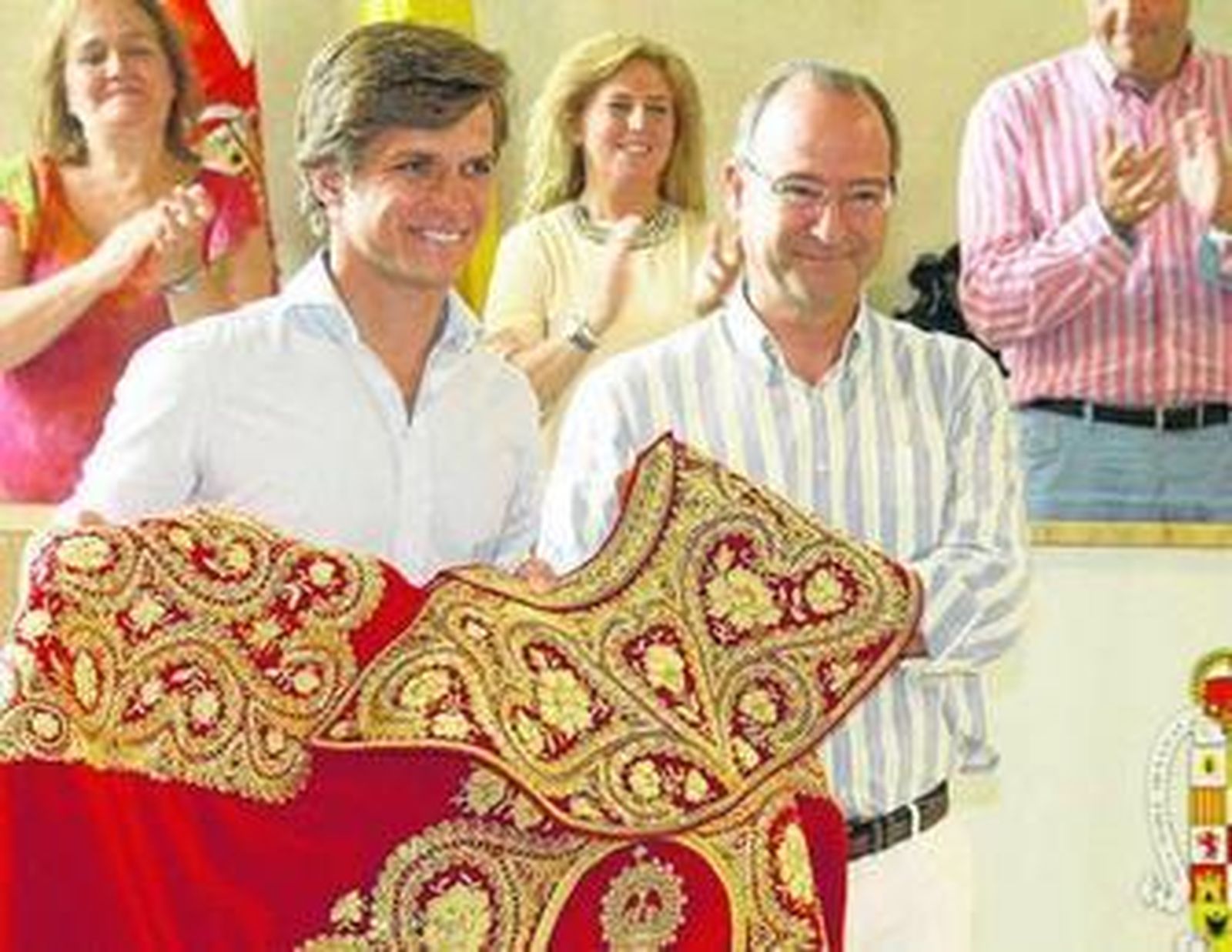 El Juli con el Capote de Paseo junto al alcalde de la ciudad.