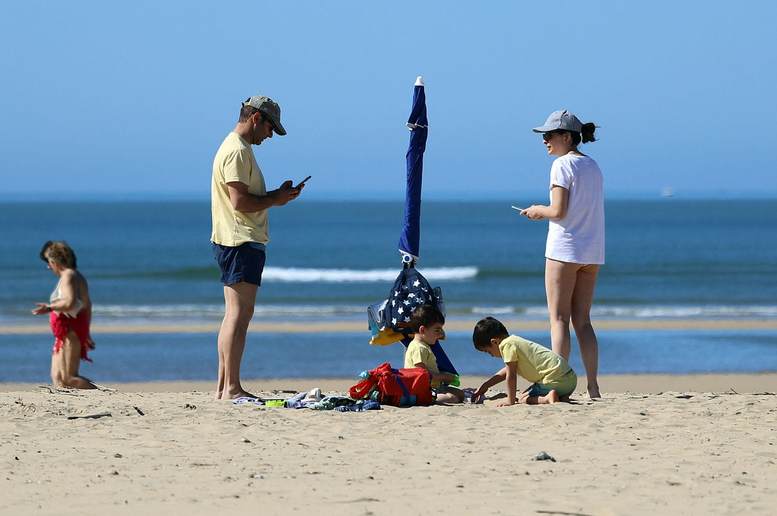 Imágenes del ambiente en las playas de Huelva durante la mañana