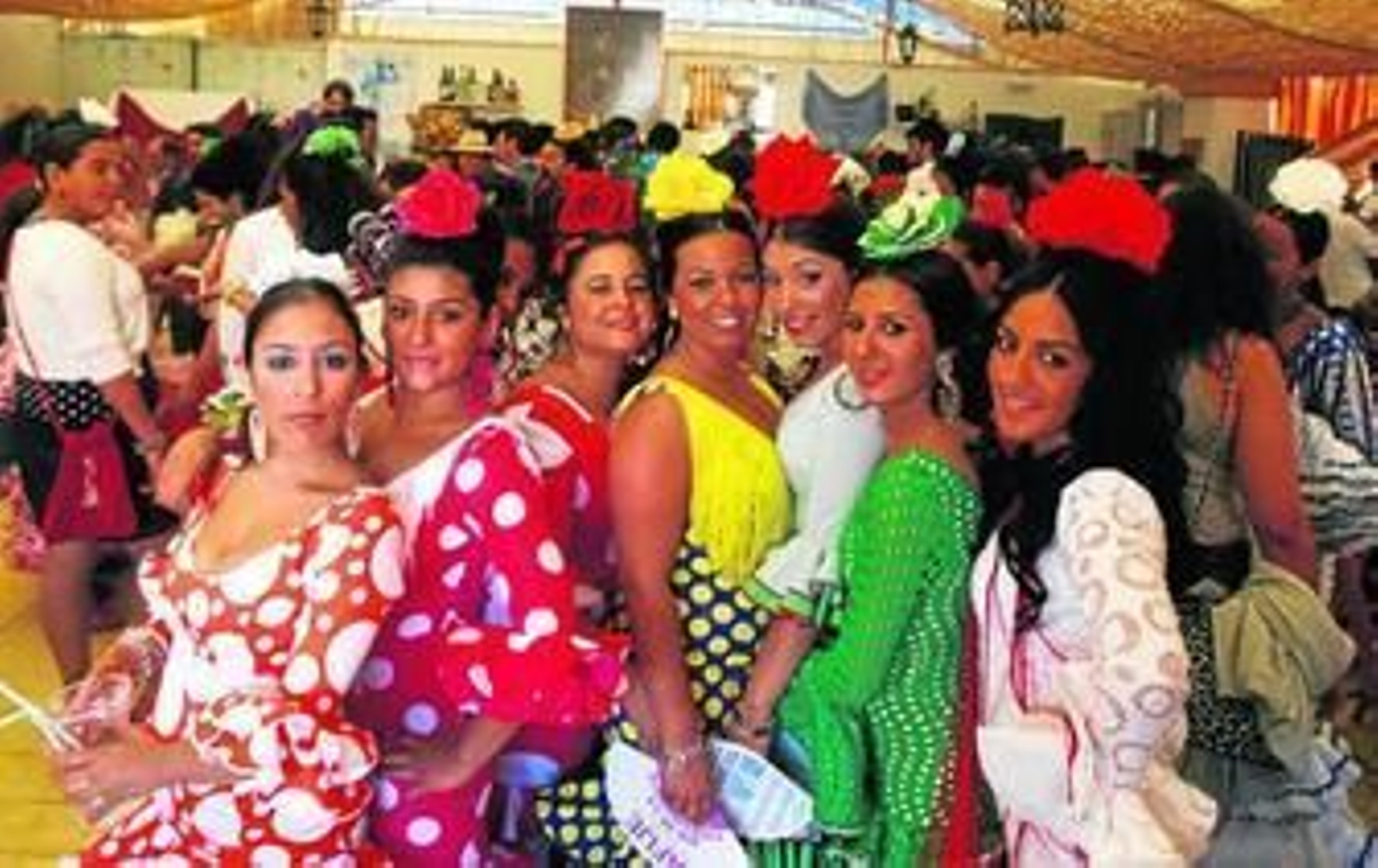 Un grupo de jóvenes posa en la caseta del Cristo, entre sevillana y bulería.