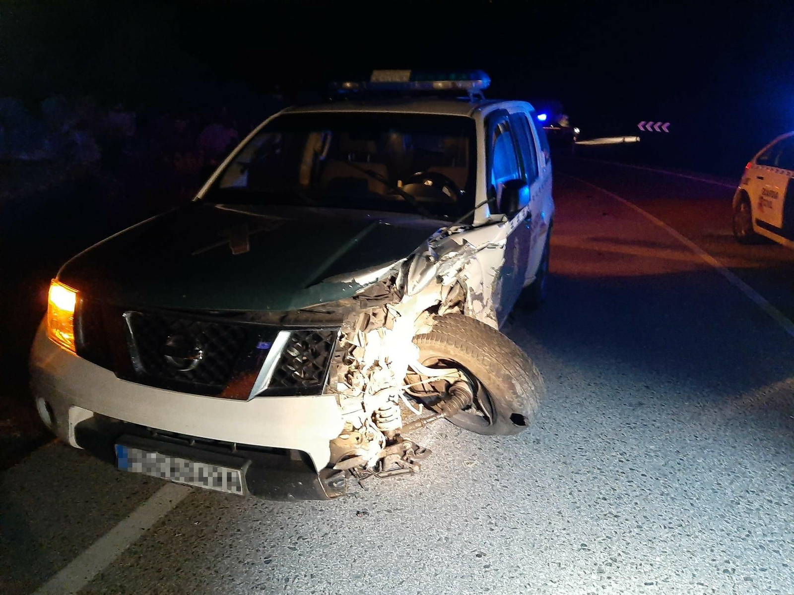 Estado en el que quedó el vehículo de la Guardia Civil tras el accidente. Estado en el que quedó el vehículo de la Guardia Civil tras el accidente.