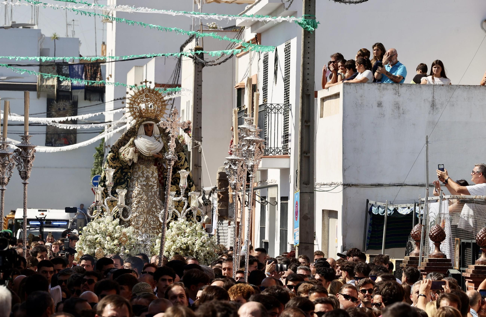 Sigue en directo el traslado de la Esperanza de Triana desde las Tres Mil Viviendas a la Capilla de los Marineros