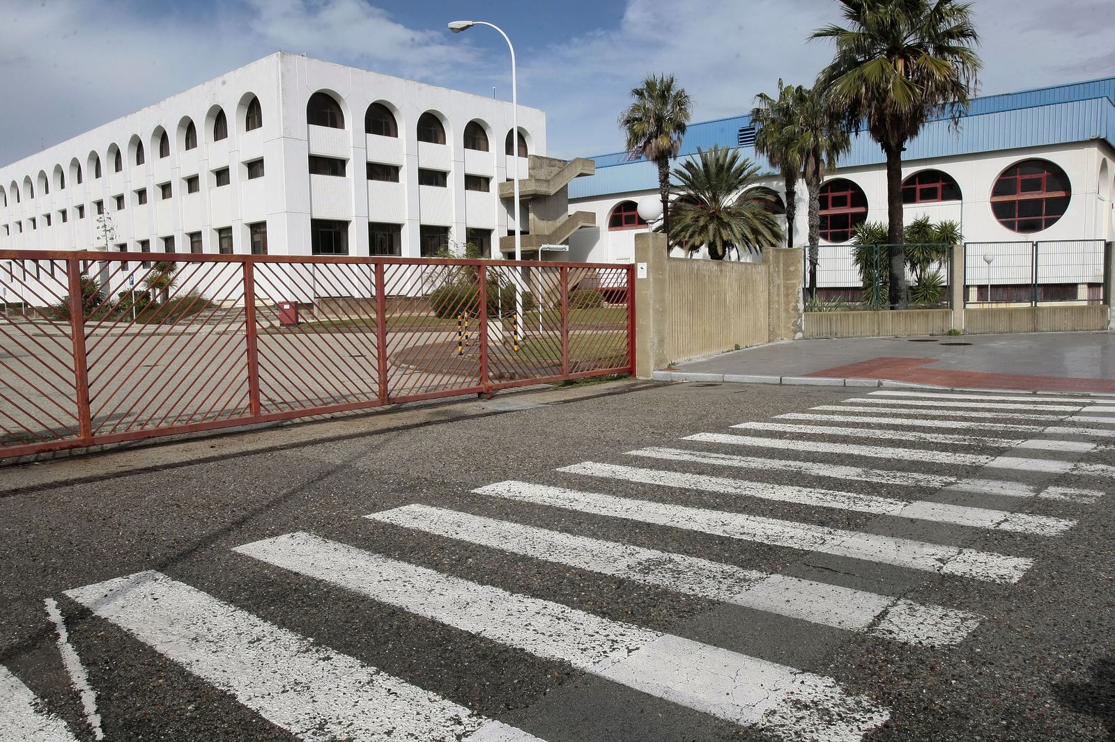 Imagen de las antiguas instalaciones de Altadis en Zona Franca, donde se ubicará la nueva factoría de Torrot.