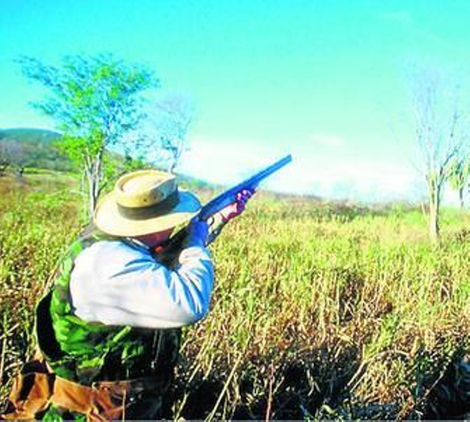 Un cazador dispara contra su presa.