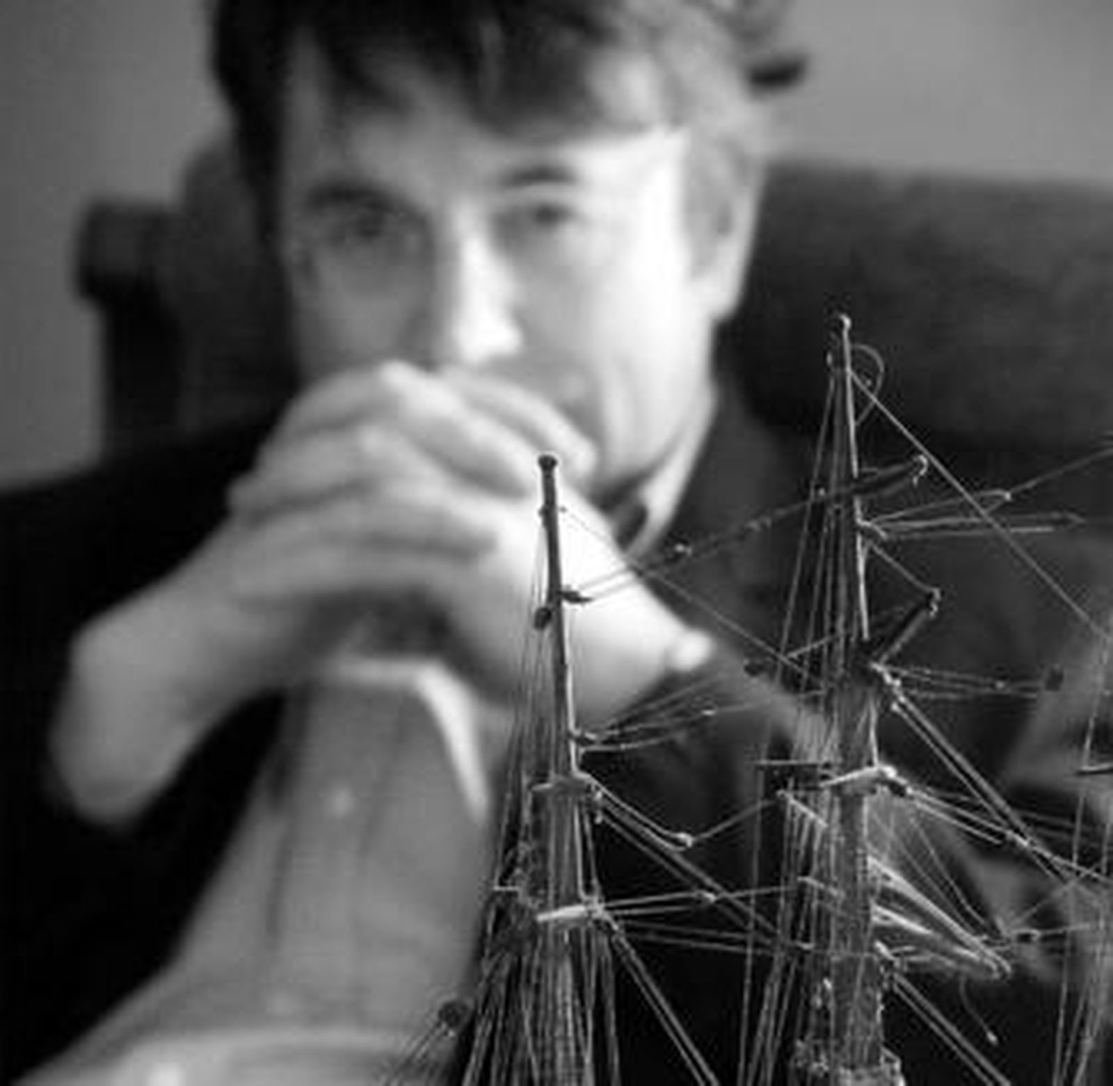 Un retrato del autor Andrés Trapiello en su hogar captado por la cámara de su hijo.