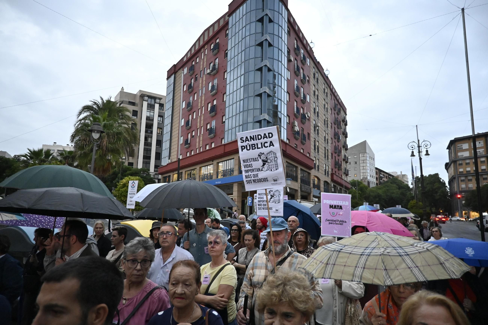 Las mejores imágenes de la manifestación por la sanidad en Huelva