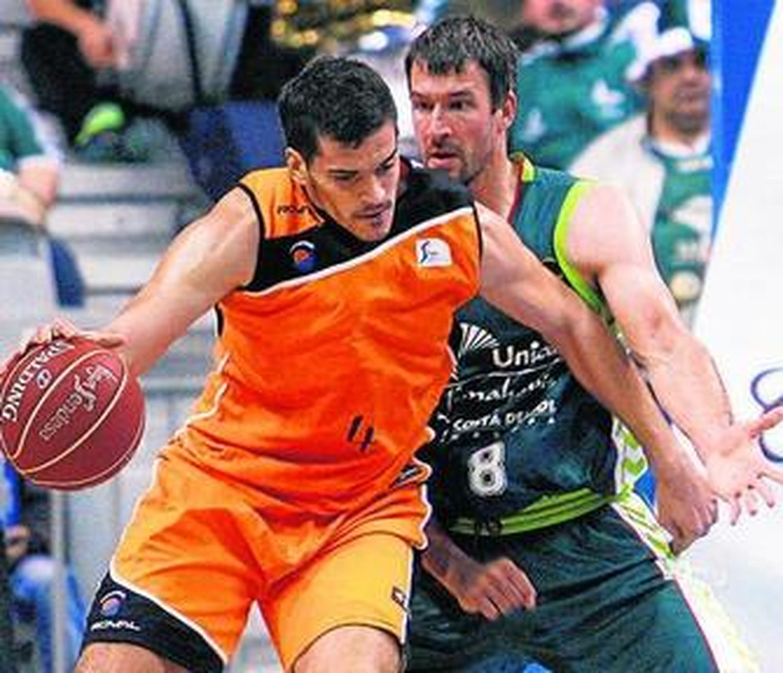 Mainoldi juega de espaldas ante Panko en un Unicaja-Fuenlabrada.