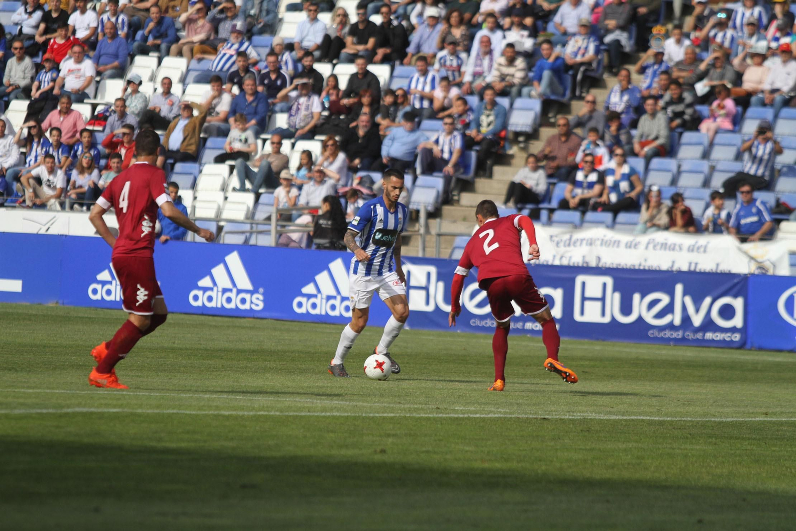Lazo encara al lateral derecho Gabi Ramos en el encuentro del pasado domingo en el Nuevo Colombino.