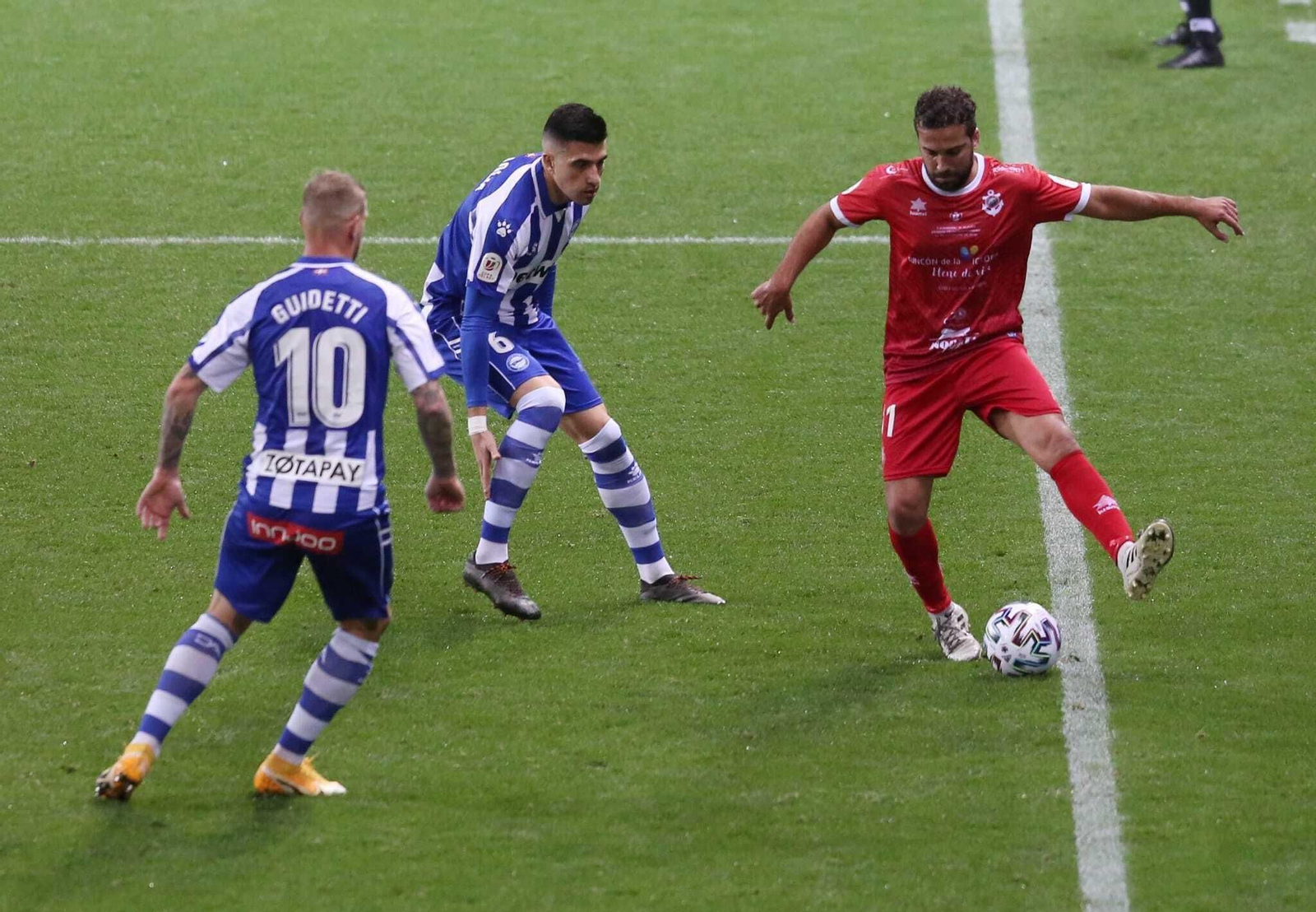 Javi Fernández , con la pelota, ante Guidetti y Battaglia.