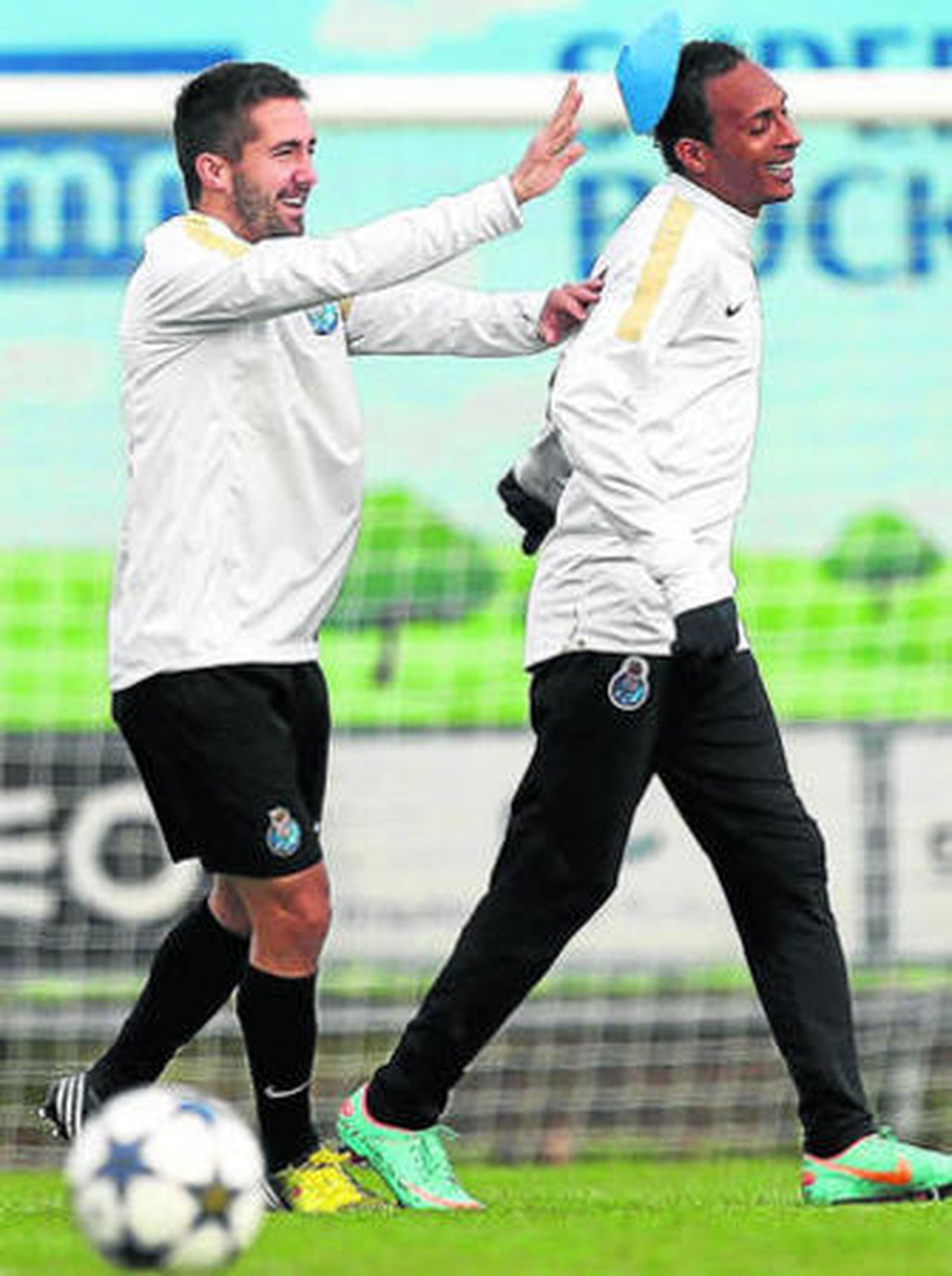 Moutinho bromea con Liedson durante el entrenamiento de ayer.