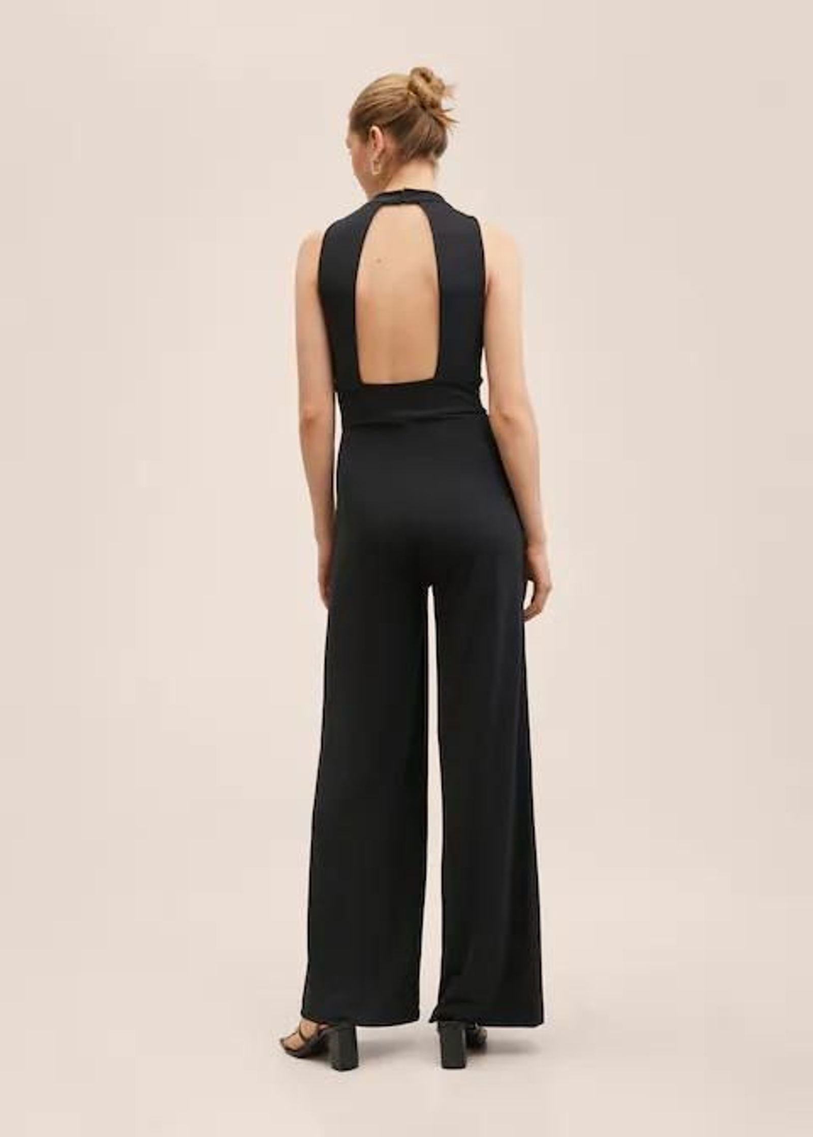 Mono negro de Mango con escote delantero y trasero.