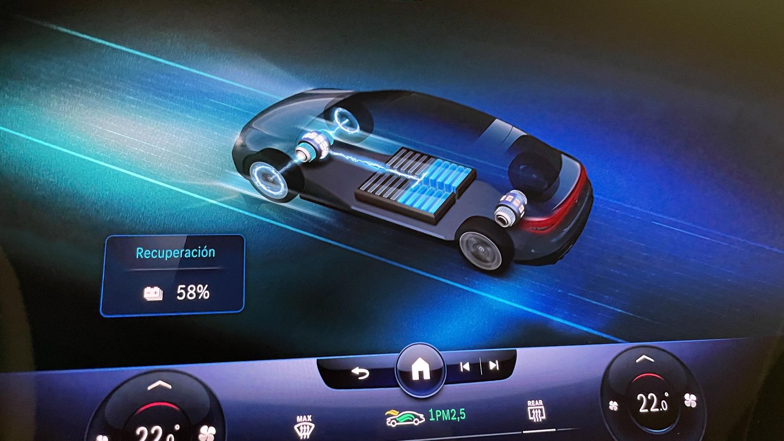 Desde la pantalla central se pueden controlar cómo se transfiere electricidad de la batería a los motores y viceversa cuando se realiza la frenada regenerativa.