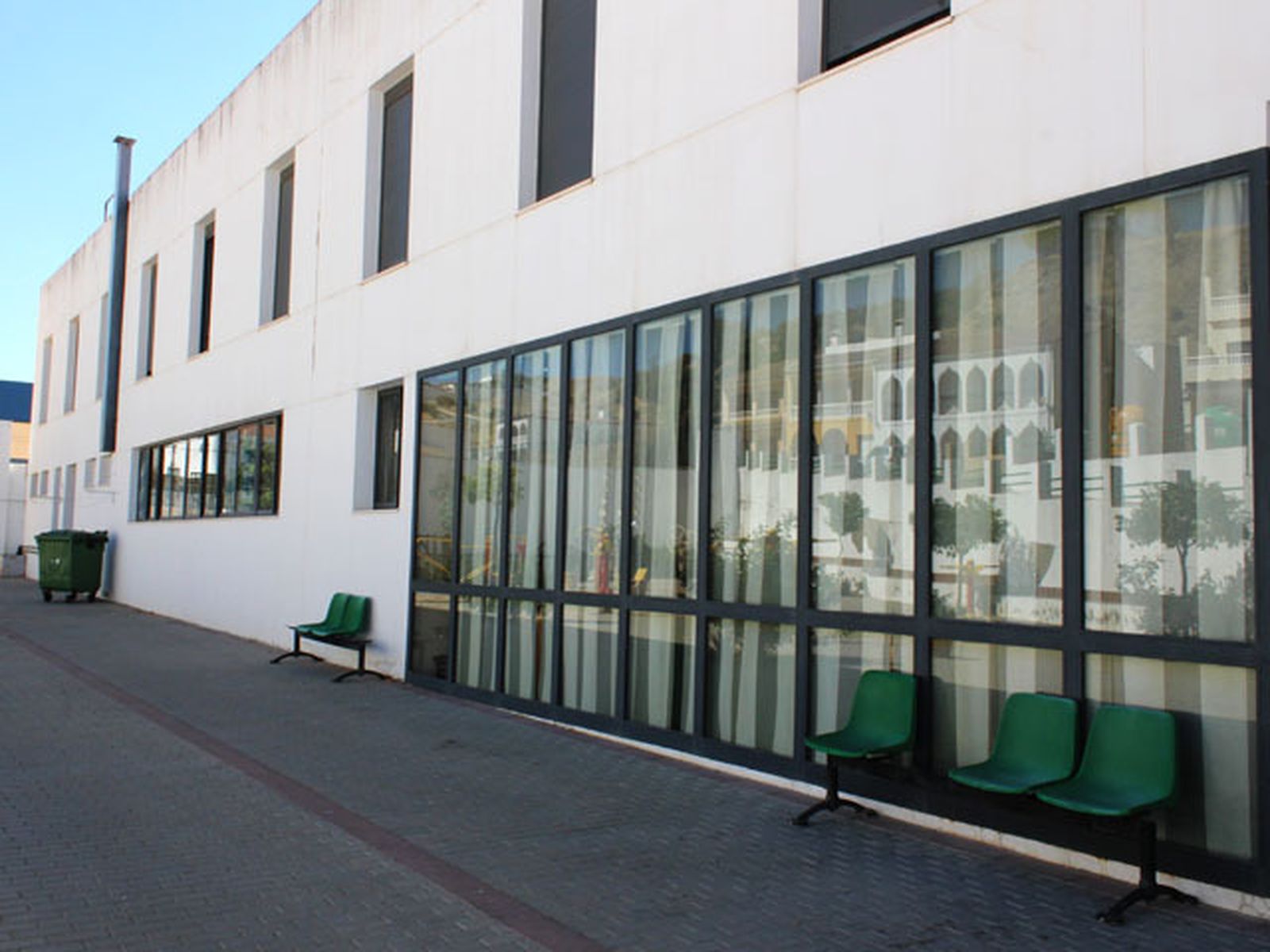 El exterior de la residencia de mayores de Algámitas.