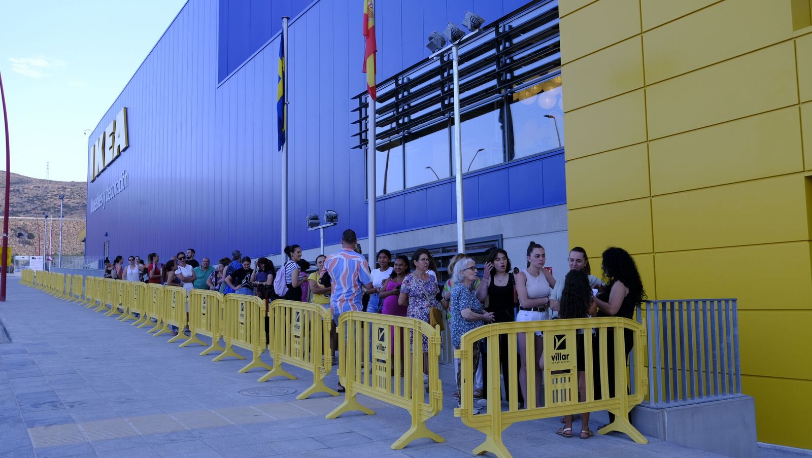 Cola en la inauguración de IKEA Almería