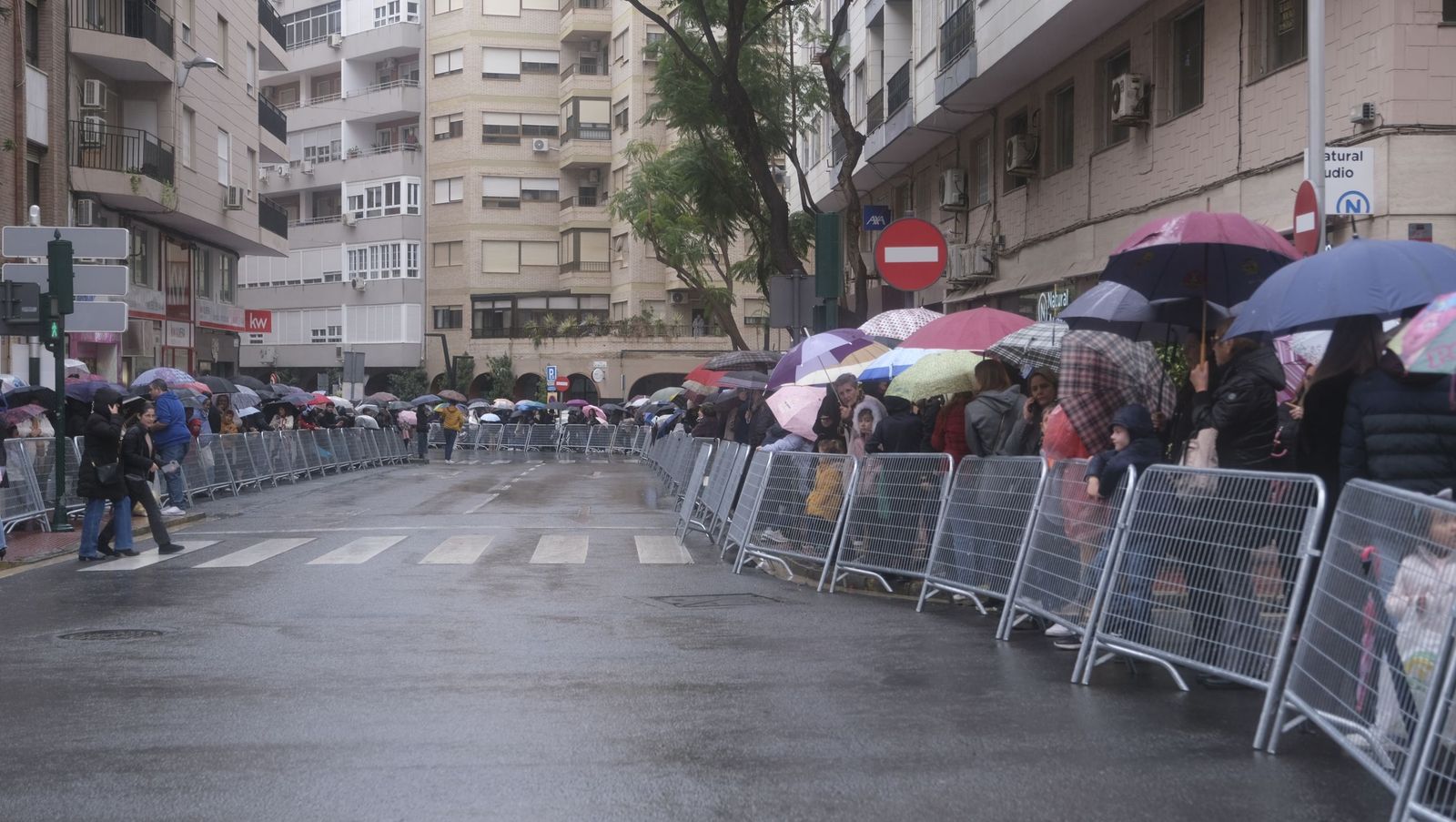 Fotografías de la cabalgata de los Reyes Magos pasada por agua en Almería