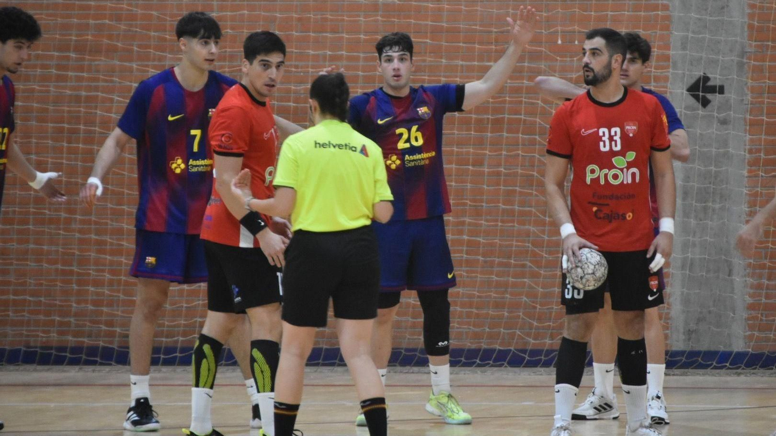 Jugadores de ambos equipos conversan con la colegiada en el transcurso del partido.