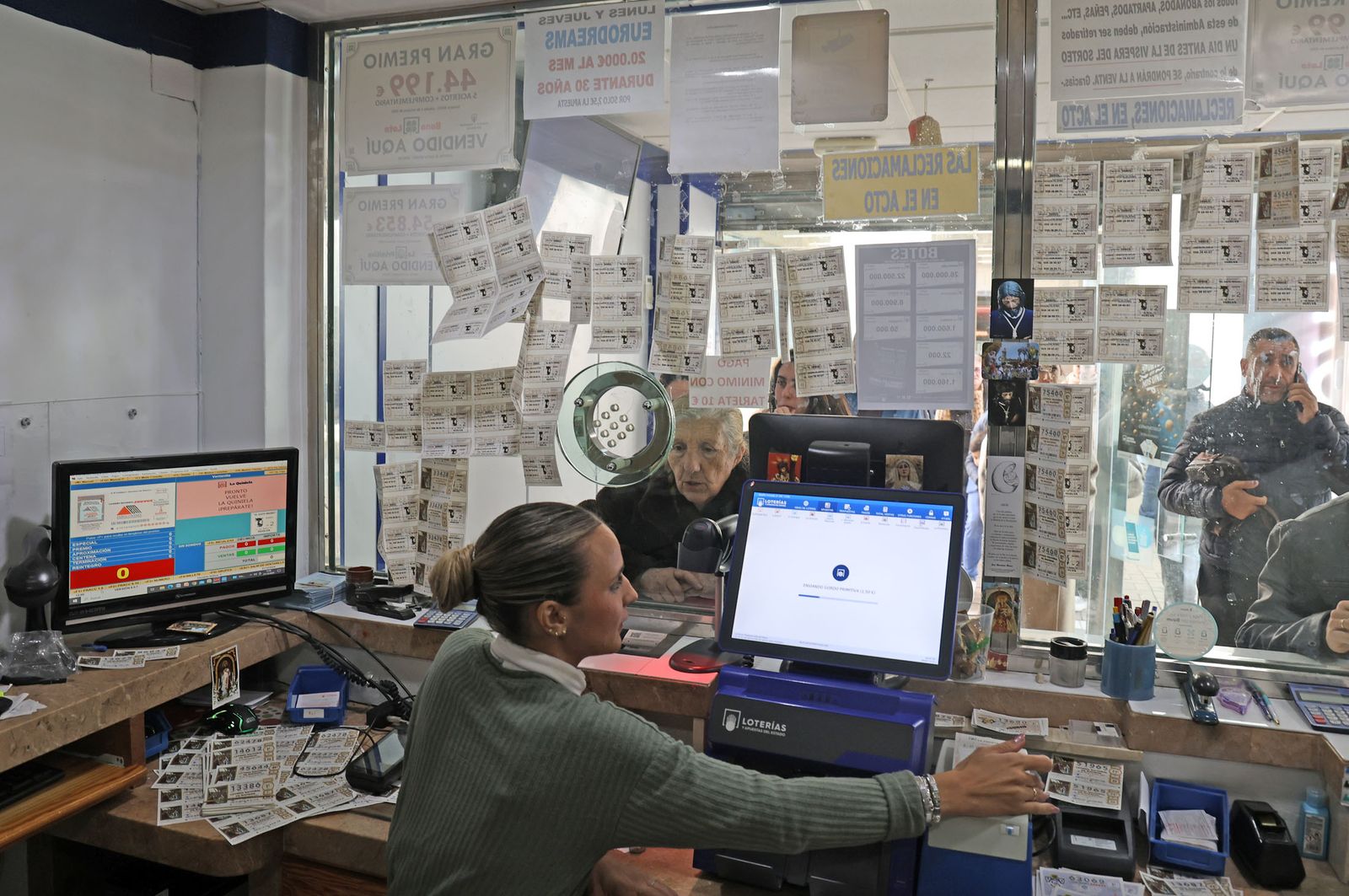 Imágenes del último día de venta de décimos de Navidad en Huelva