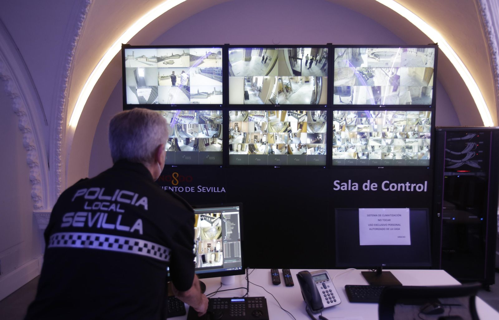 Un policía local observa las imágenes de las distintas cámaras de seguridad.