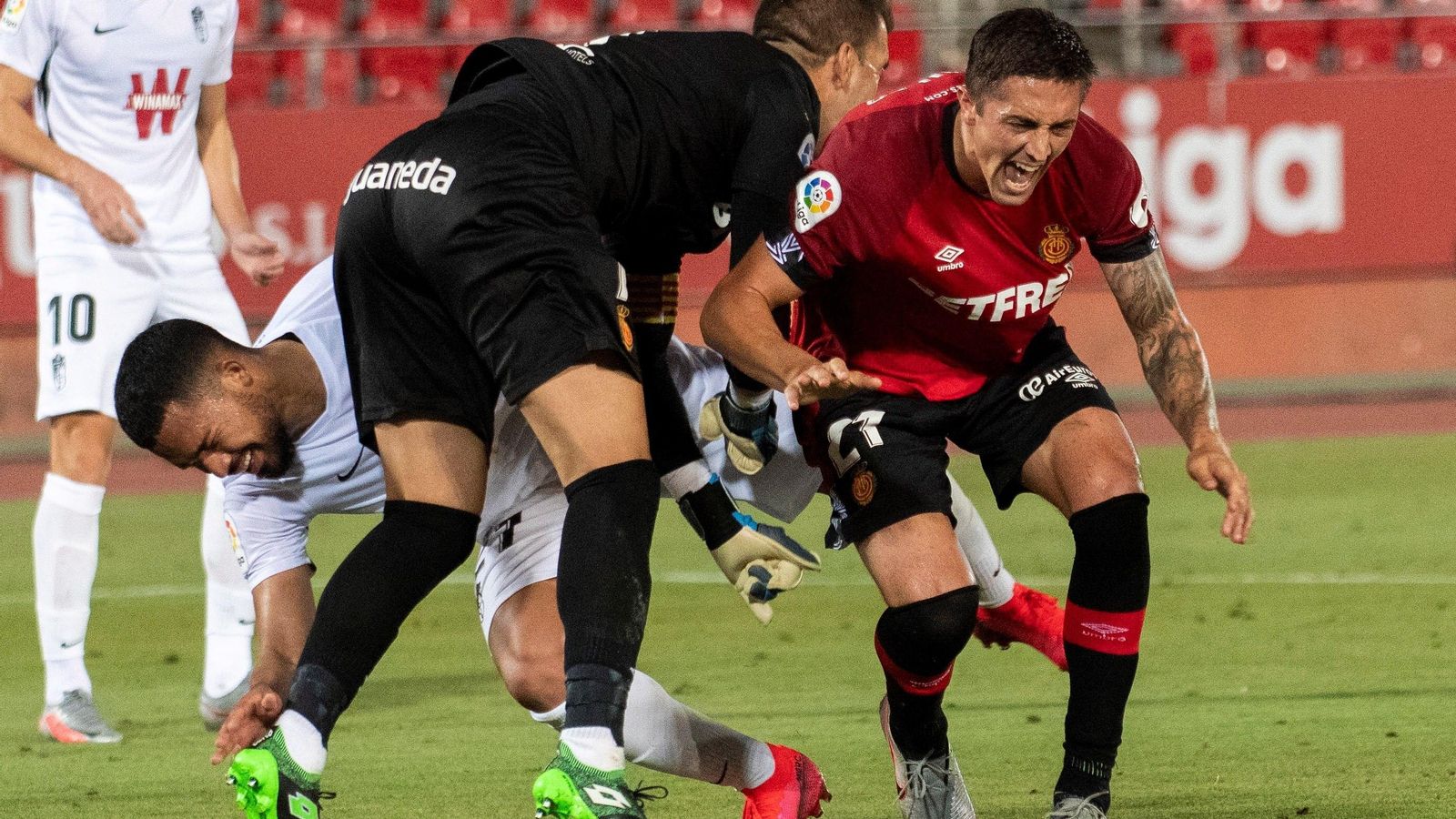 Reina choca con Yangel Herrera y su compañero Raíllo.