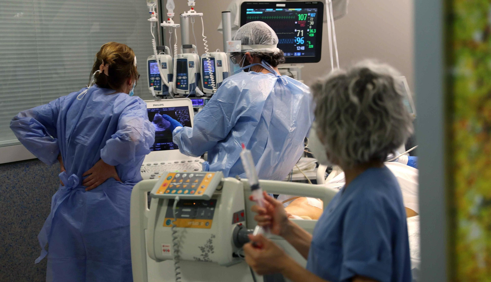 Profesionales sanitarias trabajando en una UCI covid.