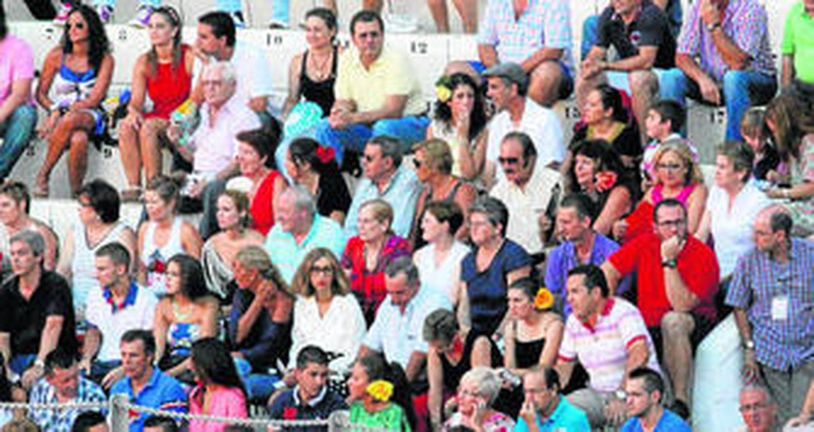 El magistrado Benito Gálvez y el hermano mayor del Rosario del Mar, Javier Muñoz, disfrutaron, como todos los espectadores, de una entretenida corrida.