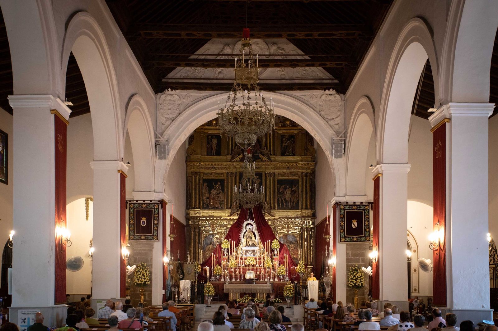 Los ayamontinos tiene un encuentro muy especial estos primeros días de septiembre con su devoción mariana en la iglesia parroquial de las Angustias en el barrio de la Ribera.