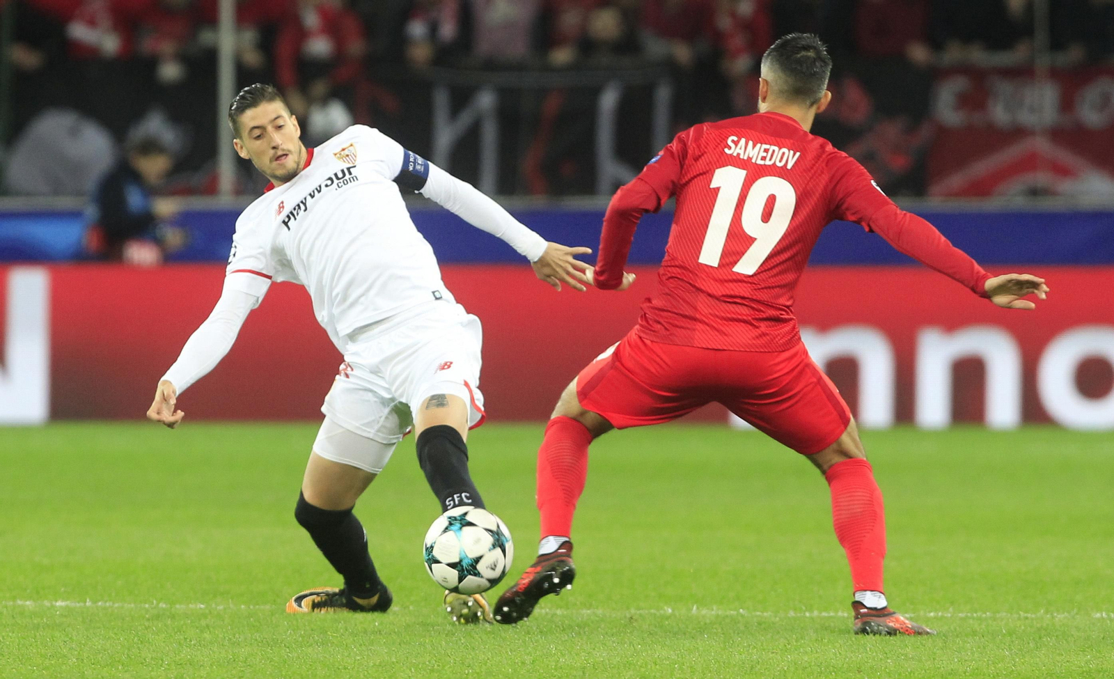 Escudero mete el pie y le roba el balón a Samedov en un lance del partido.