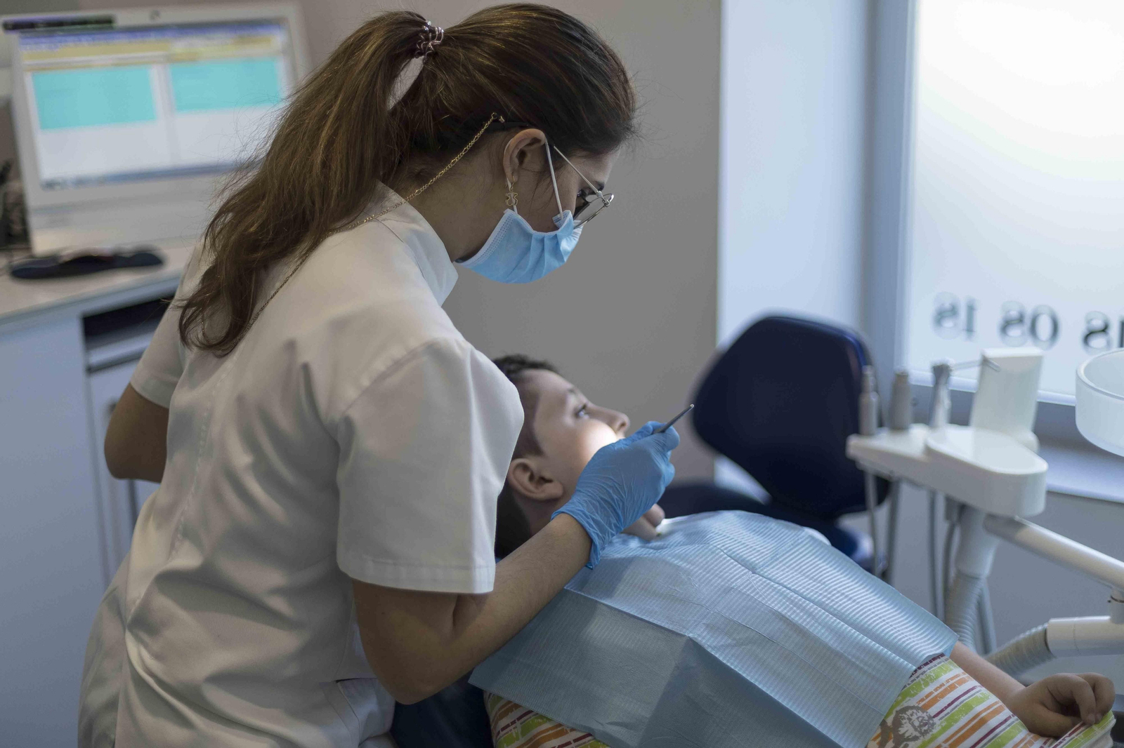 Imagen de archivo de un niño en una consulta de un dentista.