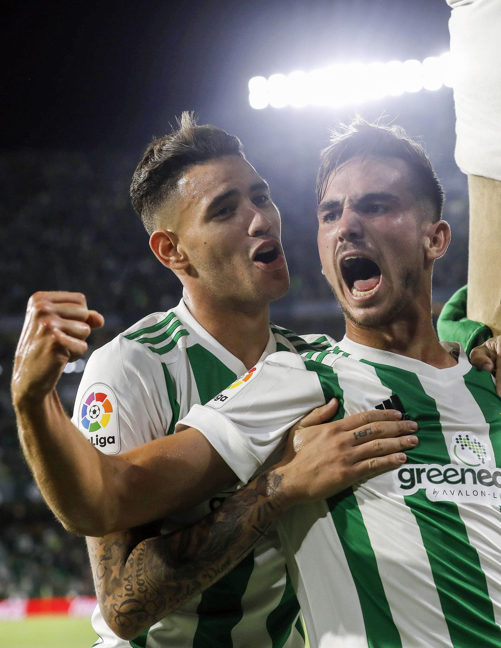 Fabián celebra su gol con Sanabria en el encuentro ante el Levante en el Benito Villamarín.