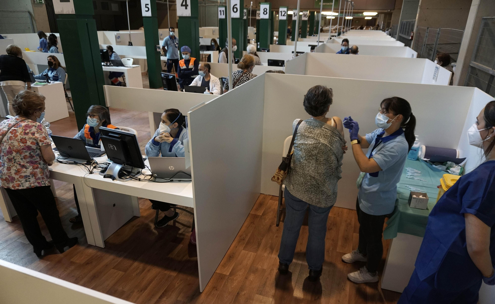 Vacunación en el estadio de la Cartuja.