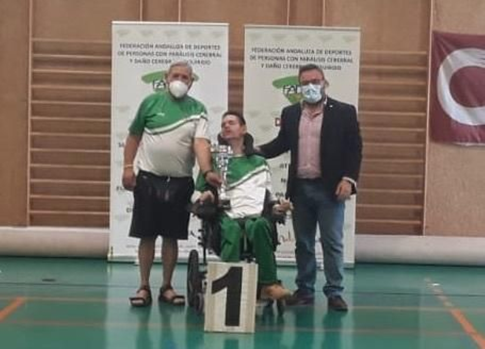 Chema Rodríguez, recibiendo la medalla de oro del Andaluz.