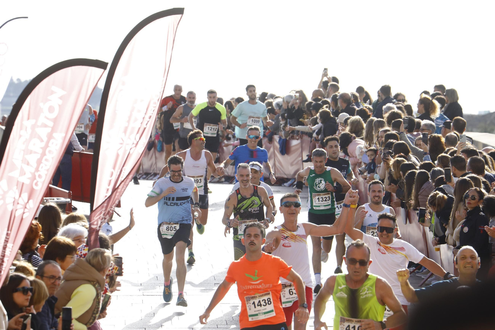 La gloria de cruzar la Puerta del Puente: las fotos de la línea de meta de la Media Maratón de Córdoba 2024