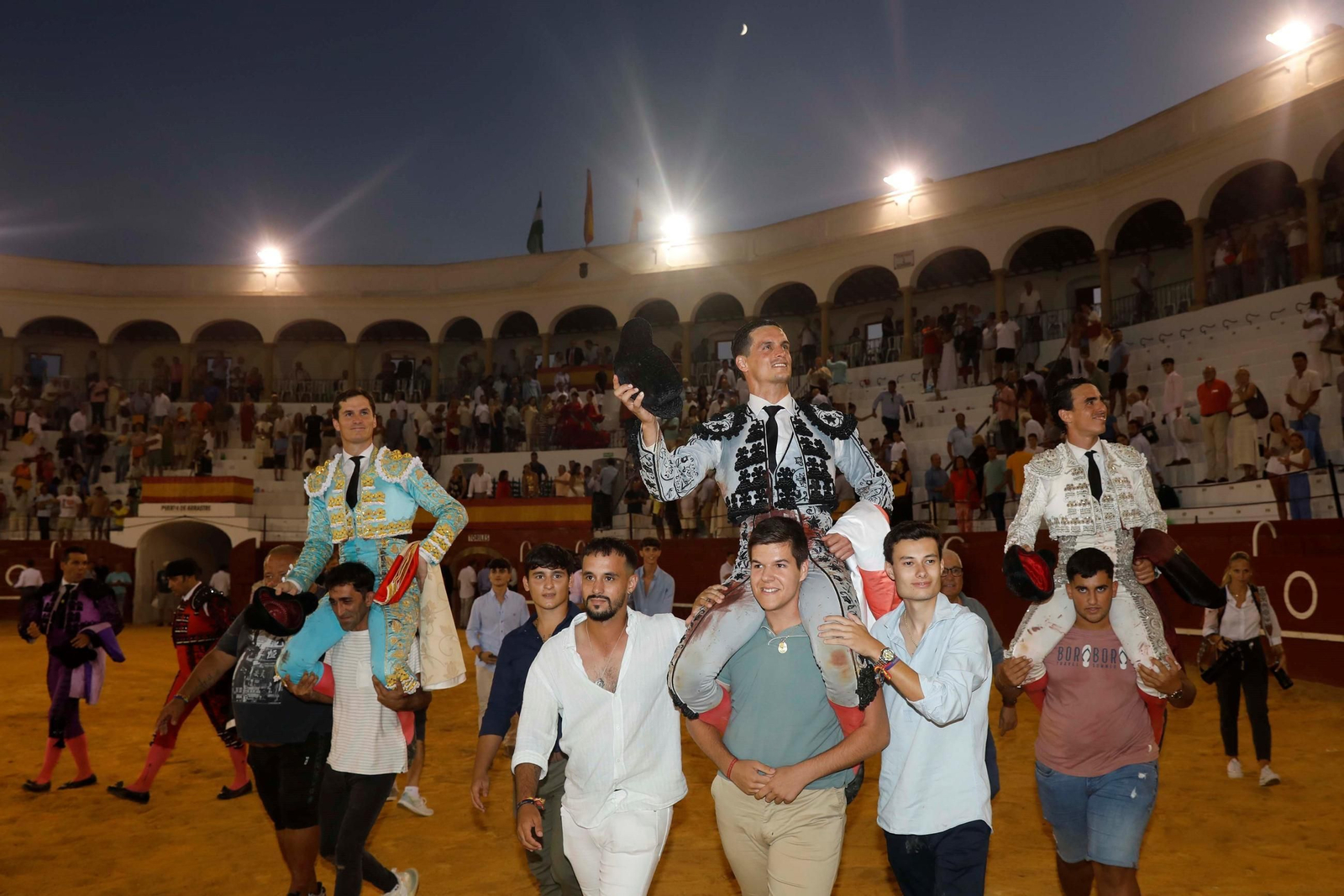 Los tres toreros, a hombros, dan la vuelta al ruedo en la plaza de San Roque.