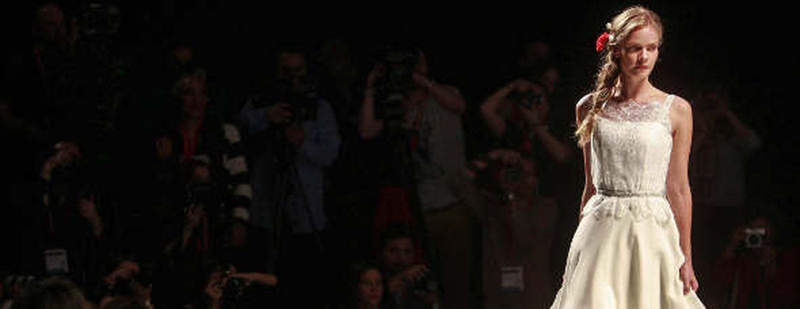 Espalda de uno de los modelos presentados por la firma sevillana. EFE.