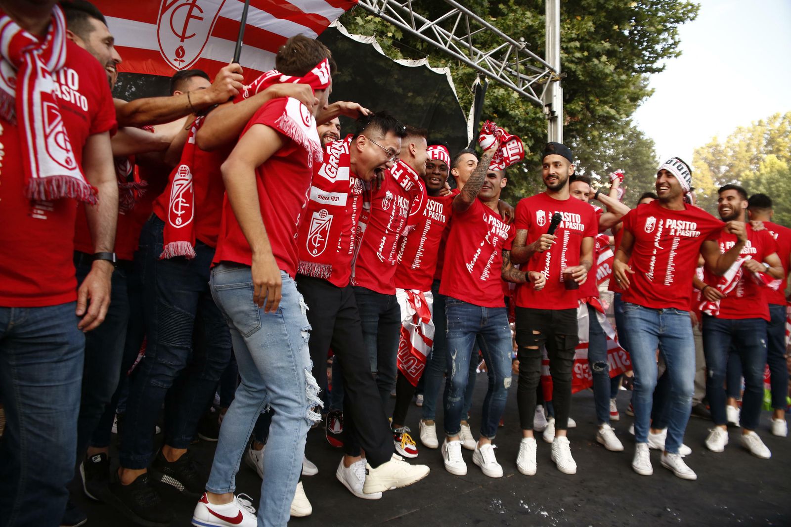 La Fuente de las Batallas, punto de reunión de todo el granadinismo