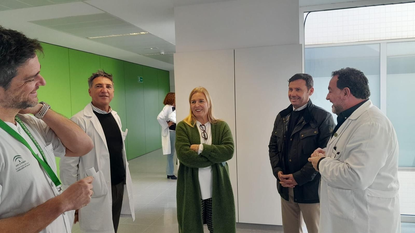 La visita de Pajares y Ros al hospital de La Línea.