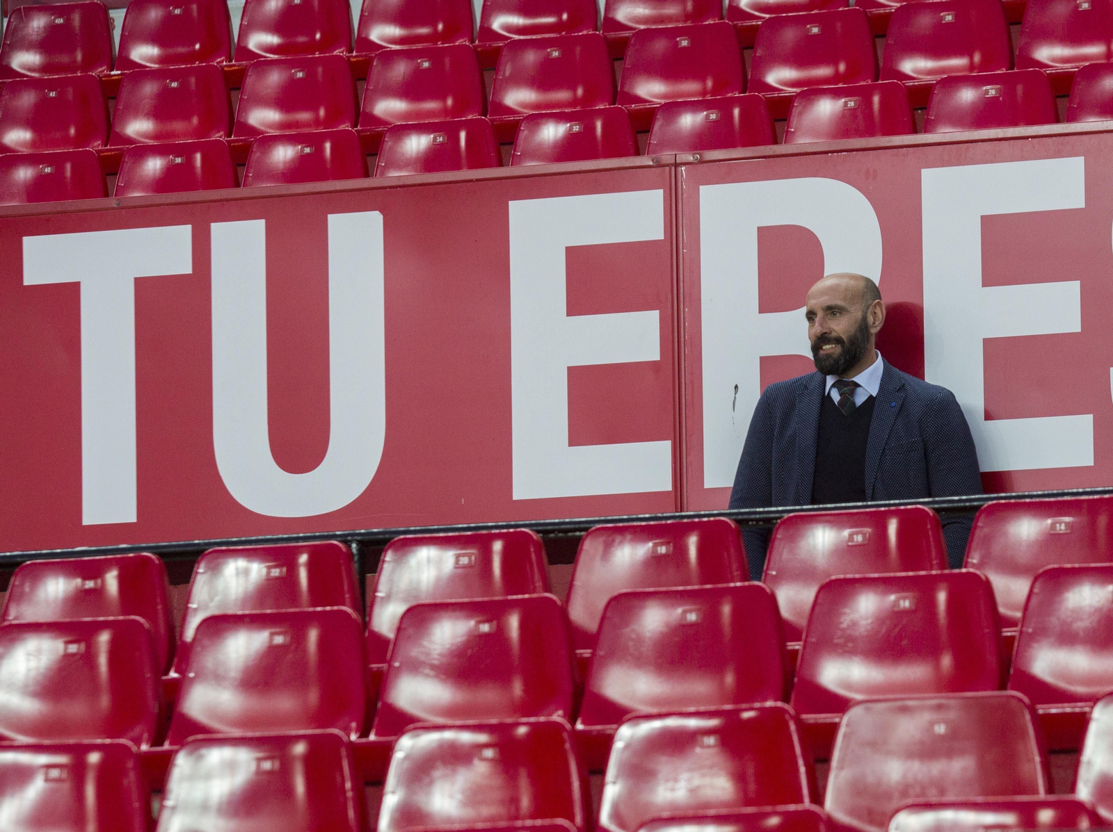 Monchi, durante la presentación de Jovetic en el terreno de juego de Nervión.