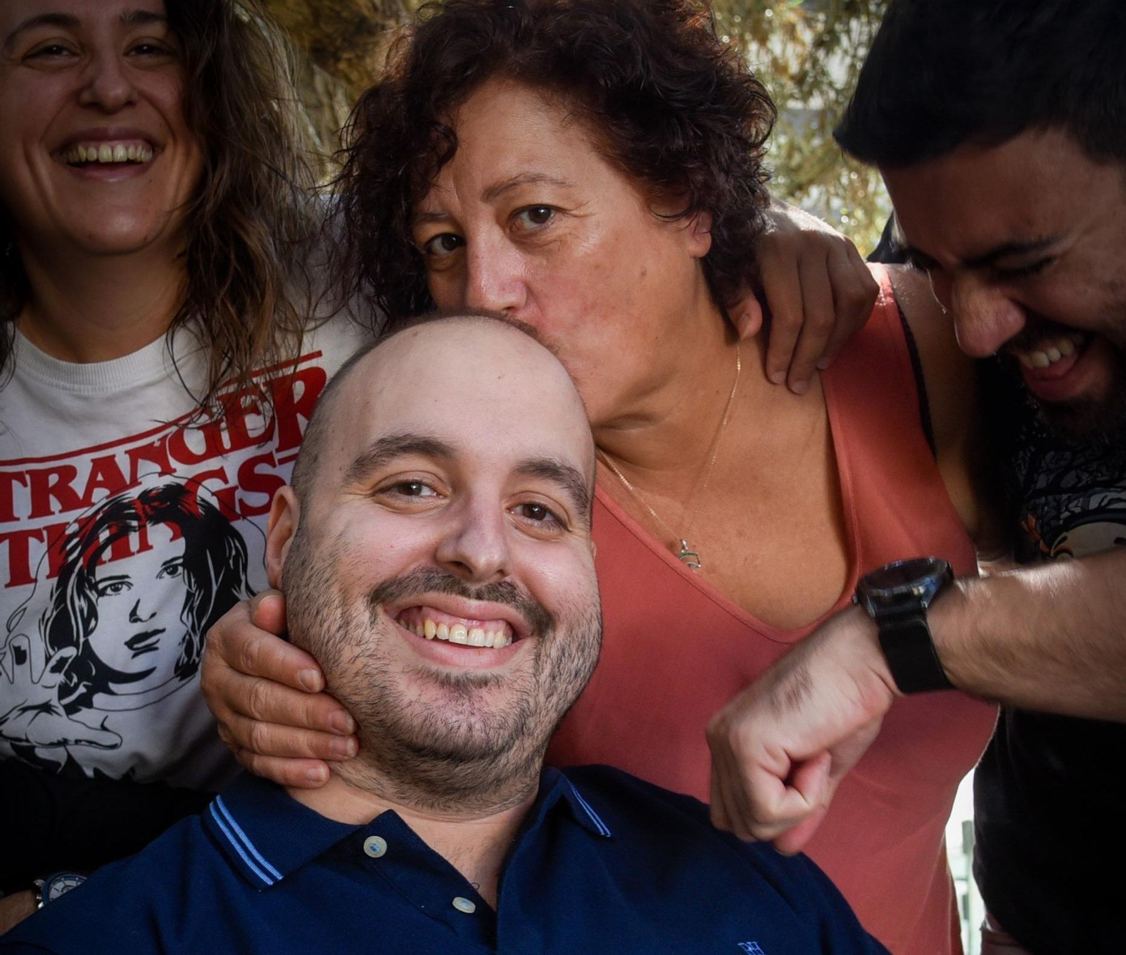 Ismael con su madre Milagros. Su hermana Alba y su cuñado Fran