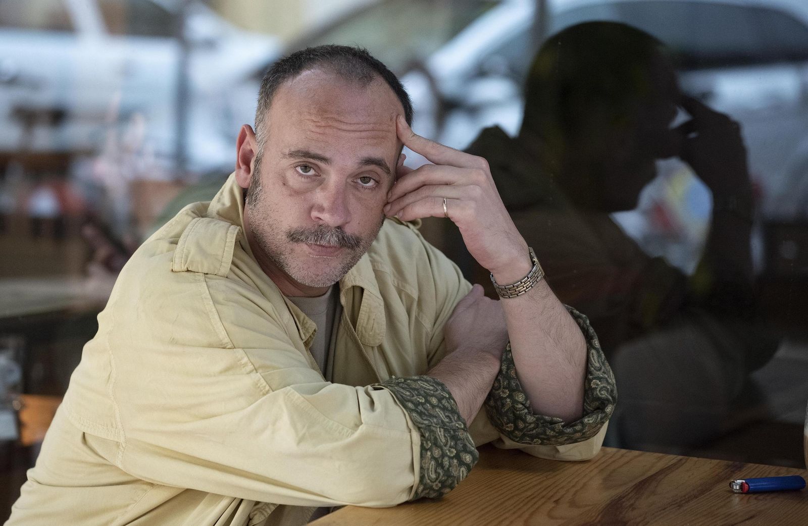 El escritor Guillermo Aguirre, fotografiado el pasado viernes en Sevilla.