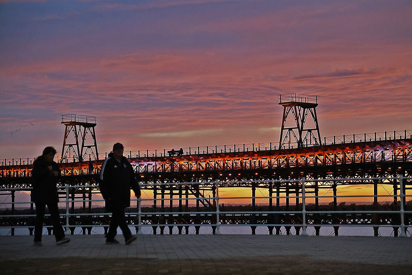 El impresionante atardecer en el muelle de la compañía Riotinto